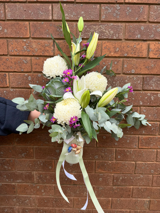 Easter 🐣: Flowers, Vase & Choc